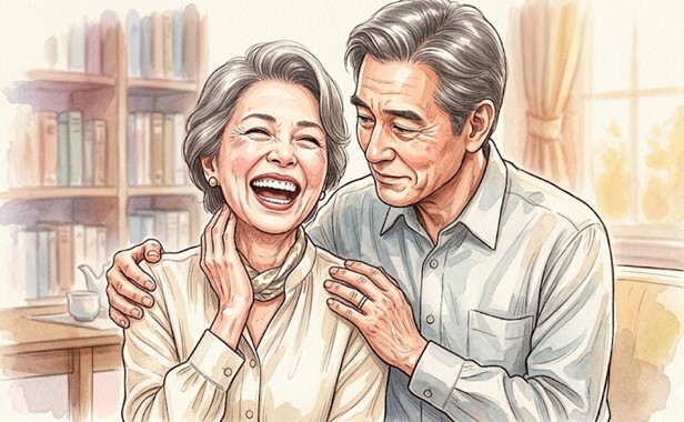 白い歯で笑顔の高齢女性